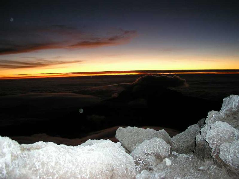 6.jpg - Sonntag, 8.10.06 am Gilman's Point (5685m); vereiste Steinblöcke im Vordergrund, die Morgenröte am Horizont; wunderbar!!